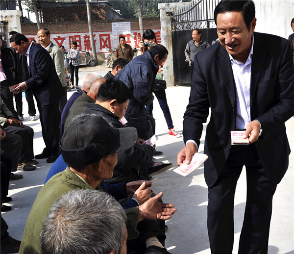 全国首个扶贫日冠县宏强木业有限公司为贫困户捐款庆祝20岁生日
