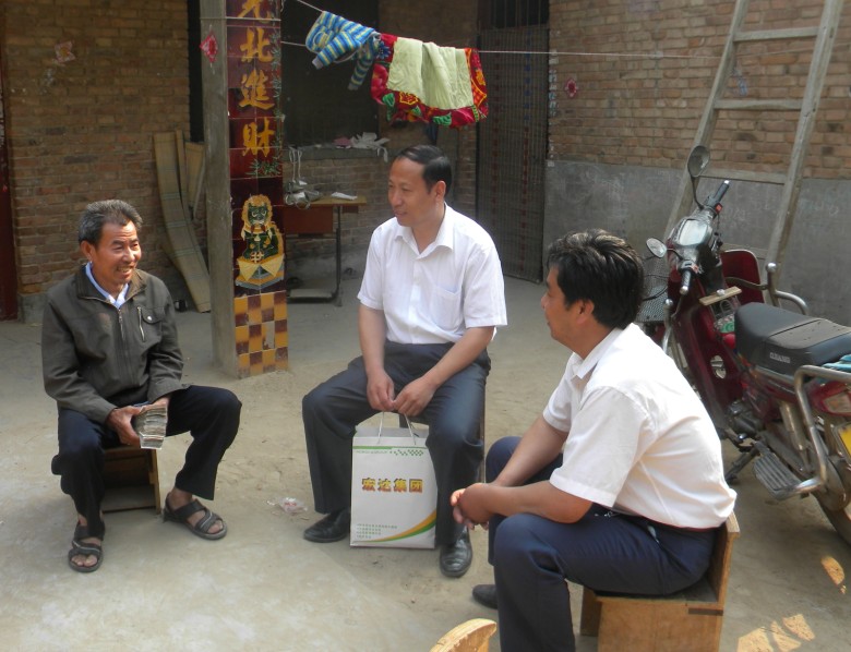 公司全体员工为贫困职工王进昌捐款